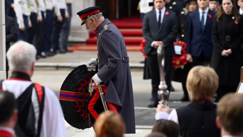 Raja Charles meletakkan karangan bunga saat ia menghadiri upacara Peringatan Minggu di The Cenotaph di Whitehall pada 13 November 2022.