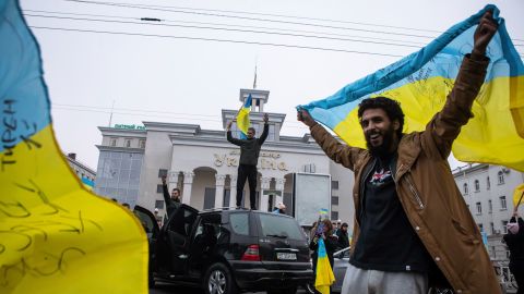 Aunque las multitudes celebraron la liberación de Kherson el sábado, las autoridades advirtieron sobre una gran escasez en la ciudad.