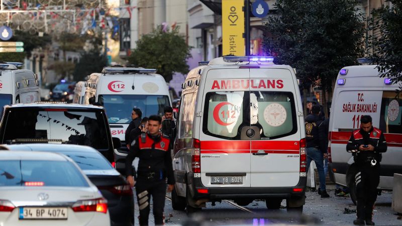 Grandi rocce esplosive nella via centrale di Istanbul