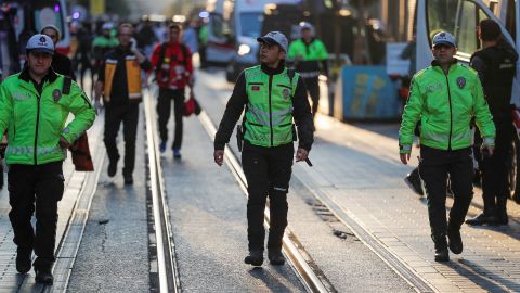 警察はIstiklal通りで爆発した後、現場の近くを歩いています。