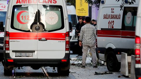 イスタンブールの爆発事故現場に出動した救急車と警察。