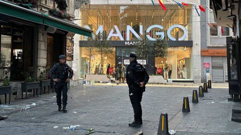 日曜日のIstiklal Streetの現場近くにあるトルコ警察。 