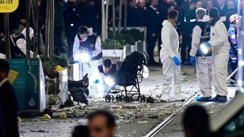 Miembros de un equipo forense trabajan en el sitio. 