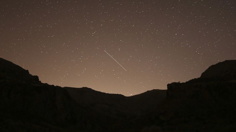 Lluvia de meteoros Leónidas.  Meteoritos rápidos y brillantes iluminan el cielo nocturno