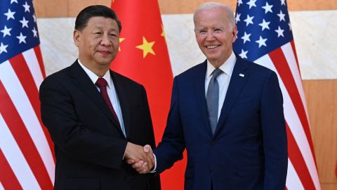 ABD Başkanı Joe Biden (sağda) ve Çin Devlet Başkanı Xi Jinping (solda), 14 Kasım 2022'de Endonezya'nın tatil beldesi Bali'deki Nusa Dua'da düzenlenen G20 Zirvesi'nin oturum aralarında el sıkışırken.