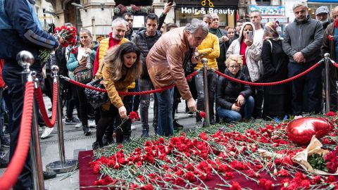 イスタンブール中心部のイスティクラル通りで日曜日の爆発の犠牲者に敬意を表する人々。 