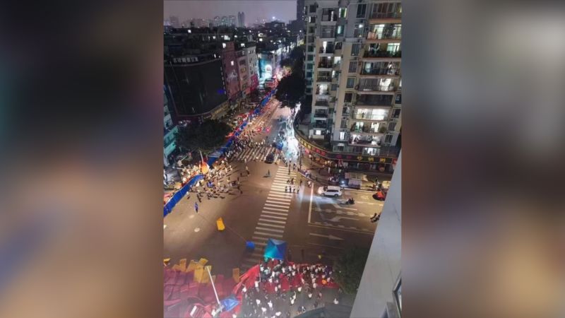 Residents ‘revolt’ over oppressive Covid lockdowns in China’s Guangzhou | CNN