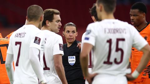 Stephanie Frappart fala com os jogadores durante a partida de qualificação para a Copa do Mundo da FIFA 2022 no Catar entre a Holanda e a Letônia em março de 2021.