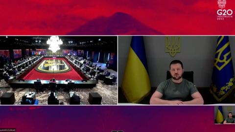 De Oekraïense president Volodymir Zelensky spreekt de leiders van de G20 toe via een videoverbinding vanuit zijn kantoor in Kiev.