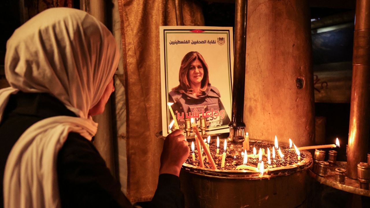 Members of the public paid tribute to the veteran Al Jazeera journalist following her death.