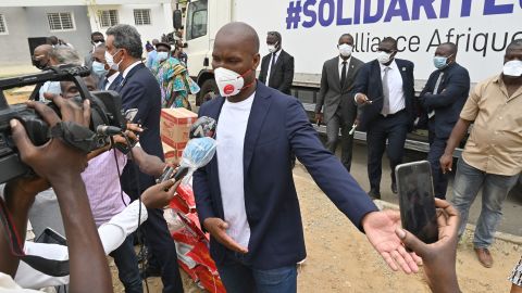 Drogba parla ai media durante una distribuzione di cibo e materiale protettivo ad Abidjan nel 2020.