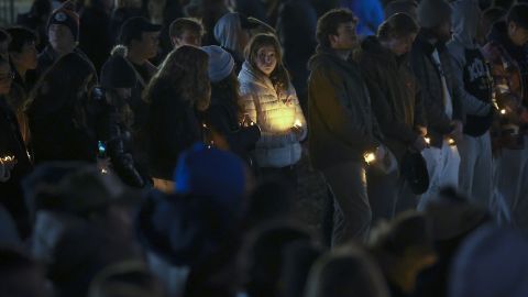 ผู้ร่วมไว้อาลัยเข้าร่วมการเฝ้าแสงเทียนที่มหาวิทยาลัยเวอร์จิเนียในคืนวันจันทร์  ชั้นเรียนถูกยกเลิกตั้งแต่การยิงเมื่อวันอาทิตย์ซึ่งทำให้นักเรียนเสียชีวิตสามคน 