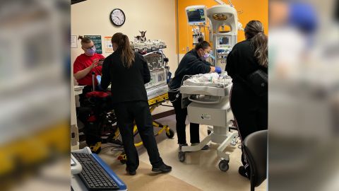 Los equipos médicos del Greater Baltimore Medical Center ayudaron a Ayra Pokharel antes de que la trasladaran a otro hospital.