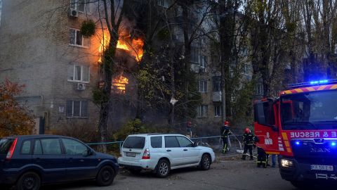 2022 年 11 月 15 日，基輔的一棟住宅樓被俄羅斯導彈襲擊，消防員正在努力撲滅火災。