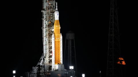 El cohete del Sistema de Lanzamiento Espacial de la NASA se ve el 15 de noviembre mientras las tripulaciones de Artemis I cargan los motores durante la cuenta regresiva del lanzamiento en el Centro Espacial Kennedy en Florida. 