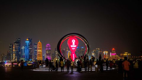 Les visiteurs se rassemblent devant le compte à rebours de la Coupe du Monde de la FIFA à Doha le 30 octobre 2022.