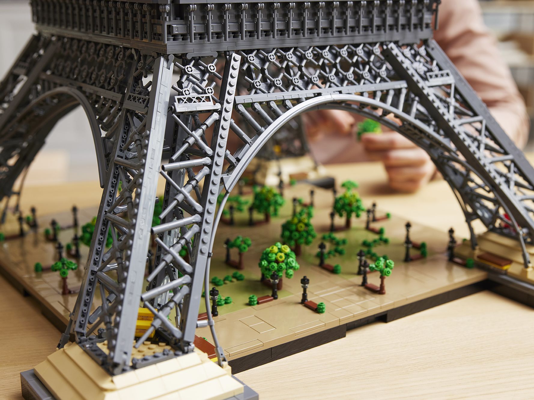 Soveværelse uberørt Ti Huge Eiffel Tower is Lego's tallest ever set | CNN