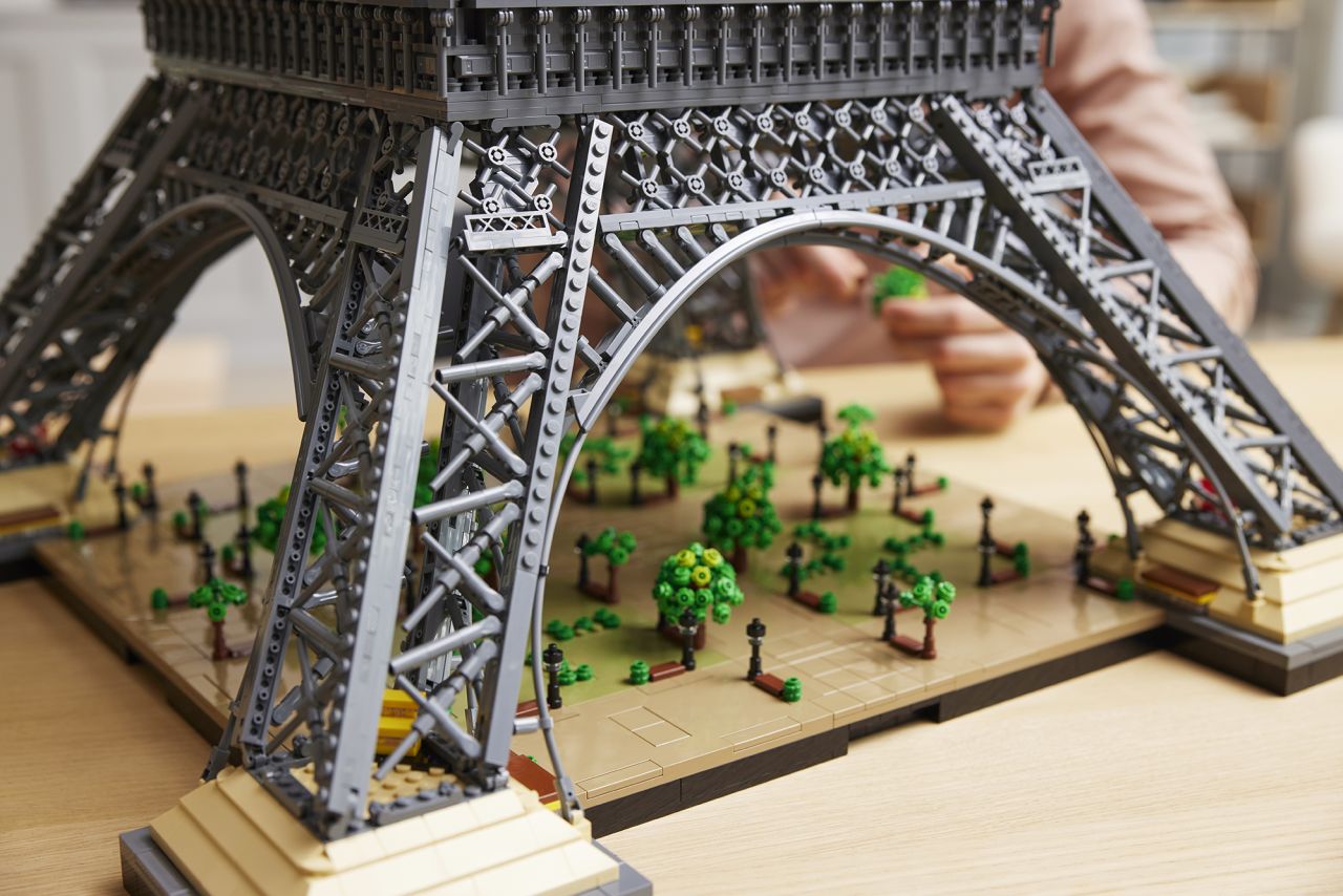 tour eiffel geante en lego