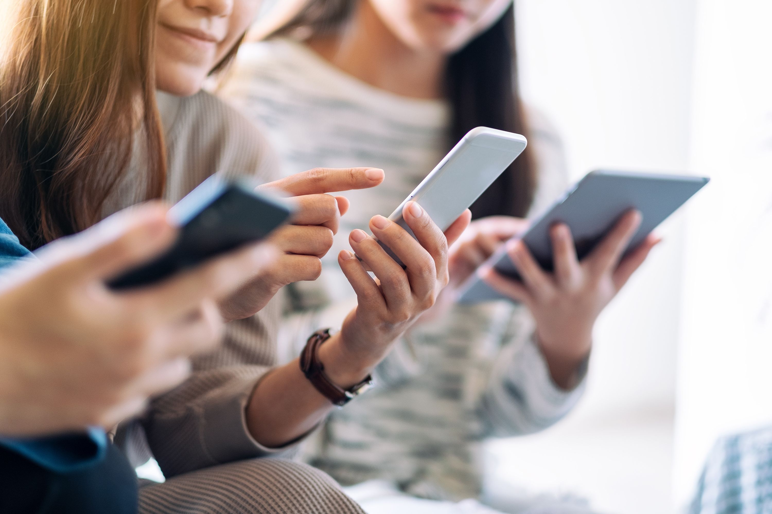 5 Ways to Help Teen Girls Manage Social Media