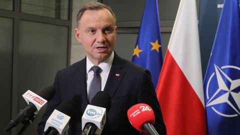 2022 年 11 月 16 日、ポーランドのワルシャワでの記者会見で演説するポーランドのアンジェイ ドゥダ大統領。