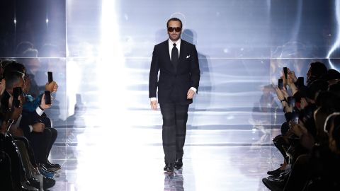 Le créateur Tom Ford parcourt la piste à la fin de son défilé de mode lors de la Fashion Week de New York le 14 septembre.