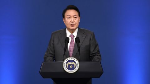 राष्ट्रपति यून सुक येओल के अनुसार, दक्षिण कोरिया ने अपनी जनसंख्या समस्या को हल करने की कोशिश में पिछले 16 वर्षों में 200 बिलियन डॉलर से अधिक खर्च किए हैं।