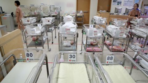 Şubat 2017'de Güney Kore'nin Seul kentindeki bir hastanenin neredeyse boş olan bebek ünitesindeki hemşireler.
