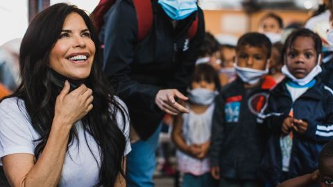 Lauren Sanchez visita la frontera entre Estados Unidos y México. 