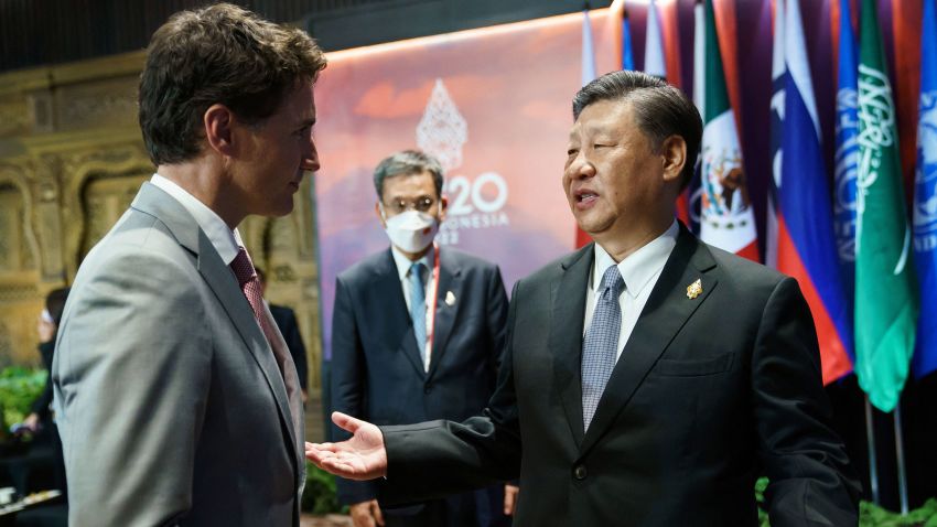 Kanadan pääministeri Justin Trudeau puhuu Kiinan presidentin Xi Jinpingin kanssa G20-johtajien huippukokouksessa Balilla, Indonesiassa 16.11.2022.