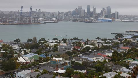 Auckland, Yeni Zelanda'nın merkezi iş bölgesinin karşısındaki Devonport banliyösünde evler.