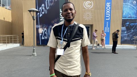 Le militant climatique kenyan Omar Elmaawi pose pour une photo lors du sommet COP27 en Égypte.