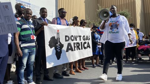 Bhekumuzi Bhebhe prend la parole lors d'une manifestation contre le développement de nouveaux projets de combustibles fossiles en Afrique.