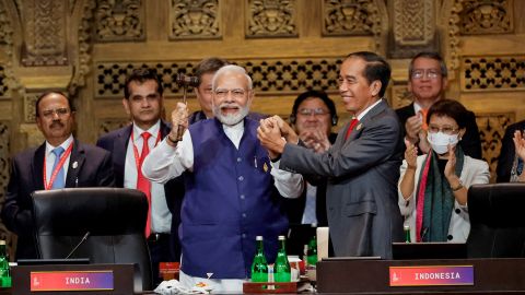 Hindistan Başbakanı Narendra Modi ve Endonezya Devlet Başkanı Joko Widodo, 16 Kasım 2022'de Endonezya'nın Bali kentindeki Nusa Dua'da düzenlenen G20 liderler zirvesindeki devir teslim töreninde el ele tutuşuyor. 