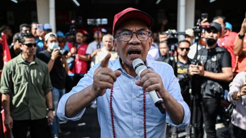 Malaysian opposition leader Anwar Ibrahim delivers a speech at an election rally in Kuala Lumpur.