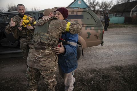 People in Kherson, Ukraine, welcome Ukrainian soldiers with flowers on Saturday, November 12, as the military entered the city after Russia <a href="https://www.cnn.com/2022/11/11/europe/ukraine-russia-kherson-dnipro-explainer-intl" target="_blank">retreated from the region</a>.