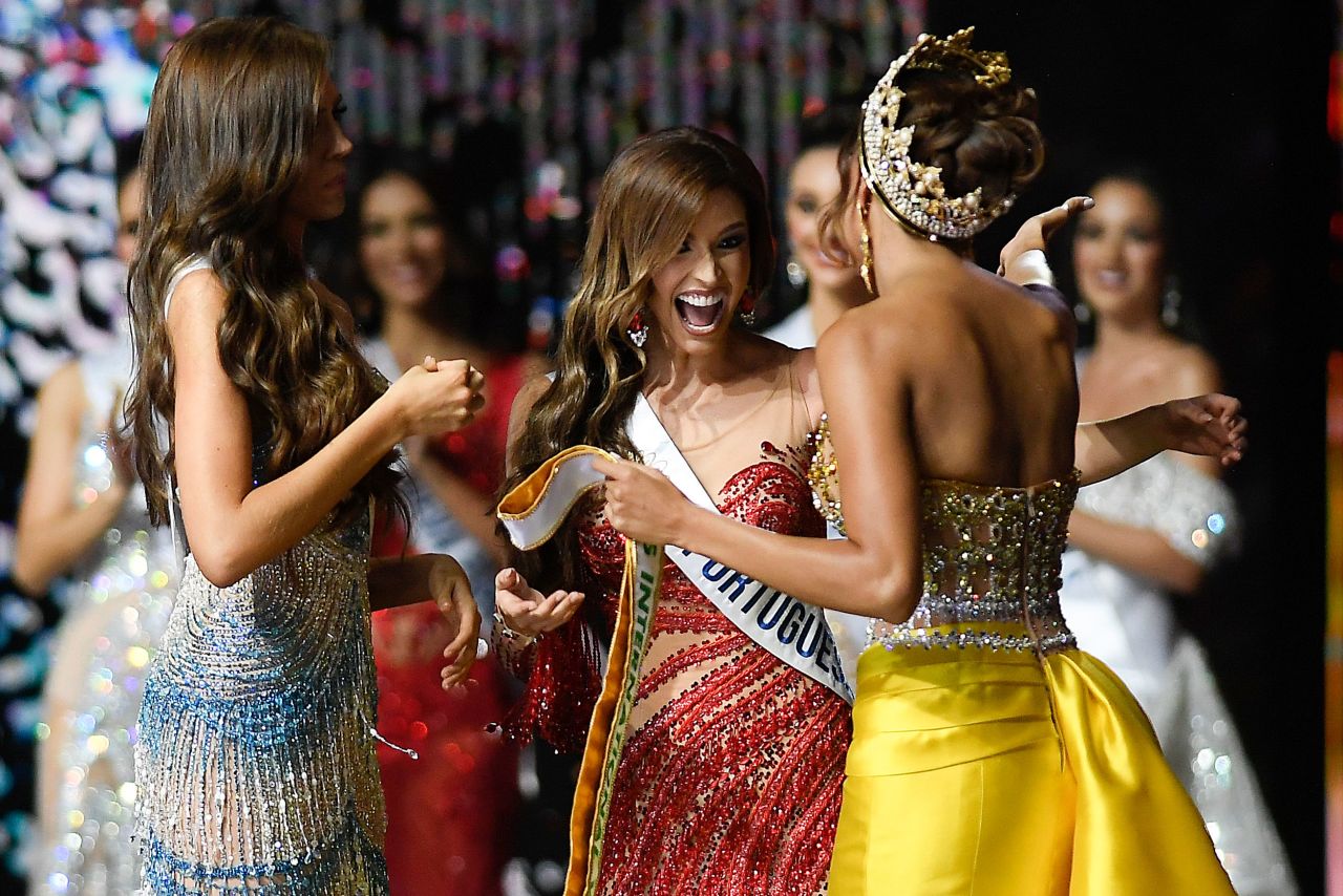 Andrea Rubio, center, is crowned Miss International at the annual Miss Venezuela beauty pageant in Caracas on Wednesday, November 16.