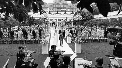 A cerimônia de casamento de Tricia Nixon e Edward Cox em 12 de junho de 1971 na Casa Branca.