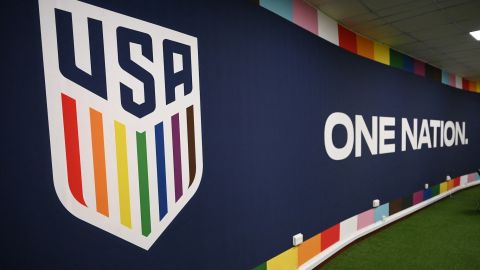 Il logo della squadra degli Stati Uniti è esposto in una stanza utilizzata per i briefing durante una sessione di allenamento presso il ritiro della squadra a Doha prima del Qatar 2022. 