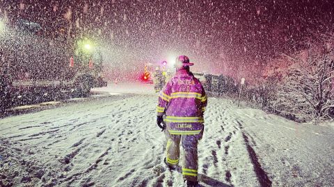 Bombeiros respondem a um acidente de veículo na I-290 em Snyder, Nova York, na quinta-feira.