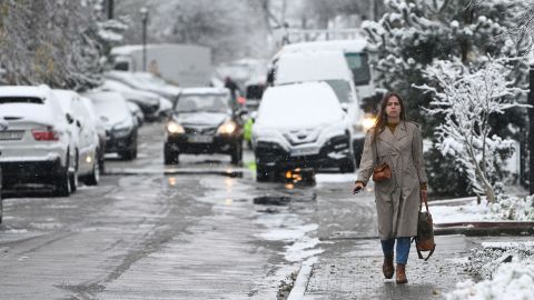 The first snowfall of the season in Lviv, western Ukraine, on November 17.