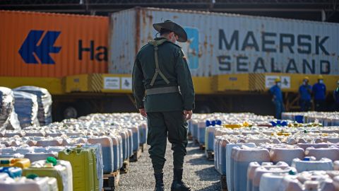 Des membres de la police colombienne anti-stupéfiants saisissent une cargaison de mélasse mélangée à de la cocaïne qui était envoyée à Valence en Espagne à Carthagène, en Colombie, le 4 février 2022.