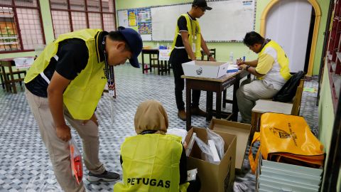 Trabalhadores eleitorais fazem uma preparação final em uma seção eleitoral durante a 15ª eleição geral da Malásia, em Bera, Pahang, Malásia, em 19 de novembro de 2022. 