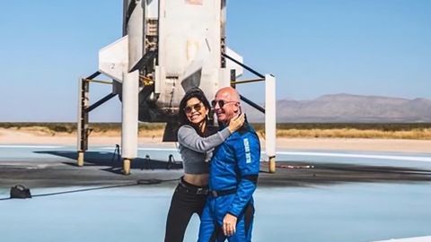 01 jeff bezos lauren sanchez handout