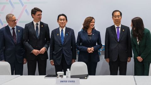 Le vice-président américain Kamala Harris rencontre des alliés américains à l'APEC après le lancement d'un missile balistique par la Corée du Nord vendredi. 