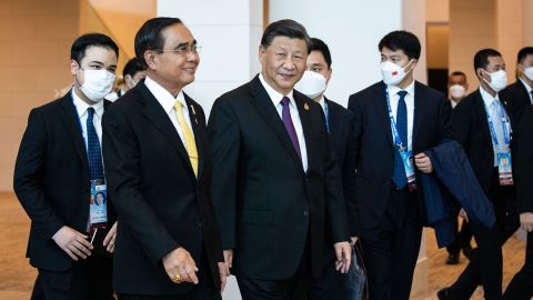 Perdana Menteri Thailand Prayut Chan-o-cha dan pemimpin China Xi Jinping bertemu di APEC pada 18 November 2022 di Bangkok, Thailand. 