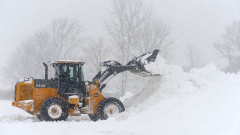 Un chargeur a creusé un parking à Hambourg, dans l'État de New York, vendredi, après qu'une violente tempête de neige à effet de lac a déversé plusieurs pieds de neige autour de Buffalo et des banlieues environnantes. 