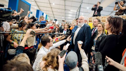 Franz Timmermans dell'UE parla ai giornalisti durante il vertice.