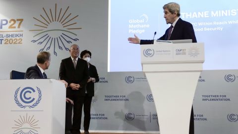 El enviado climático de EE. UU., John Kerry, hace un gesto al delegado chino Xie Zhenhua en la cumbre COP27.