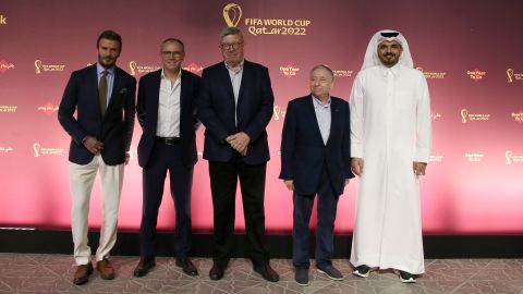 2021 年 11 月 21 日，前英格兰国家队球员大卫·贝克汉姆（左）和卡塔尔奥运会主席谢赫·乔安·本·哈马德·阿勒萨尼阁下（右）合影留念。