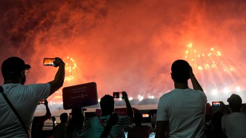 Les gens regardent les feux d'artifice se déclencher avant le début de la Coupe du monde au stade Al Bayt. 